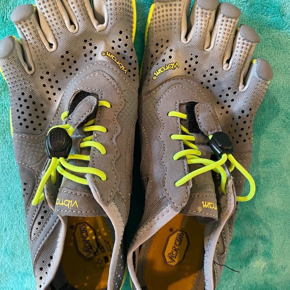 Vibram fivefingers womens running minimalist shoes size 6 tried one once! EUC!!